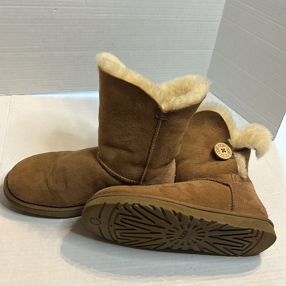 UGG Australia-8-chestnut brown classic comfy Cozy Sheepskin Boots button detail - Picture 3 of 15